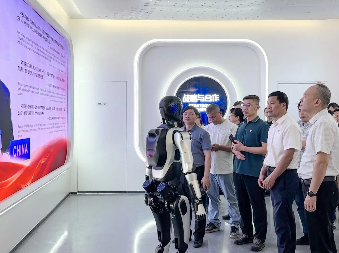 从机器人讲解员看数智新局 | 欧美精品一区二区三区国产受邀参加江南区委统战部主题党日活动